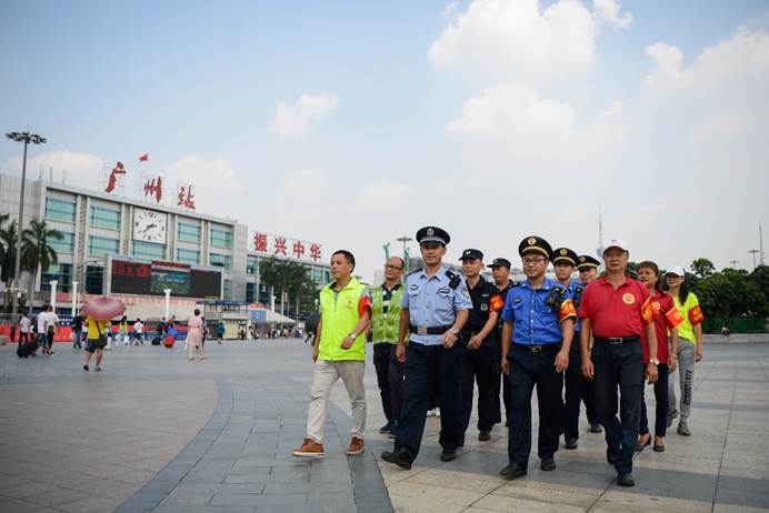 “越秀街坊”群防共治队伍在广州火车站前广场巡逻，协助维护治安秩序（作者：梁如、颜樱）