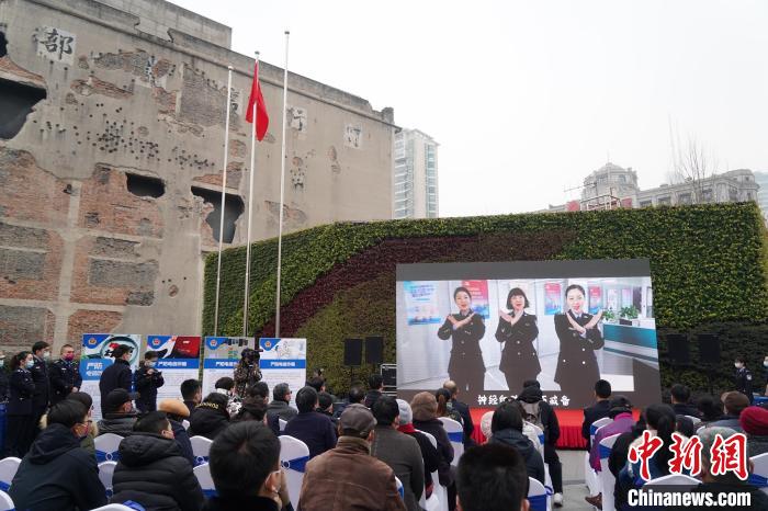 活动当天，在主会场首发了由上海市公安局刑侦总队原创的反诈歌曲MV《110 Tell Me》。　上海警方供图