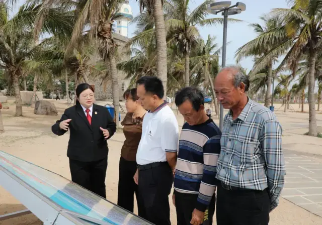 法官为村民讲解珊瑚礁司法保护令的由来和海洋生态环境保护法律知识 法官为村民讲解珊瑚礁司法保护令的由来和海洋生态环境保护法律知识
