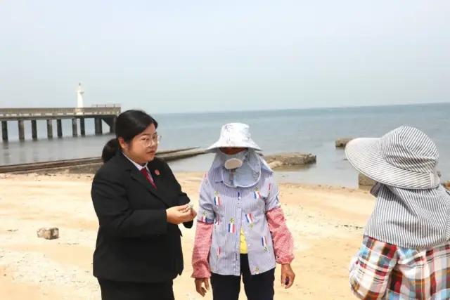 法官到案发地了解当地村民对挖捡石珊瑚碎枝违法行为的认知程度及当地对石珊瑚碎枝的使用情况 法官到案发地了解当地村民对挖捡石珊瑚碎枝违法行为的认知程度及当地对石珊瑚碎枝的使用情况