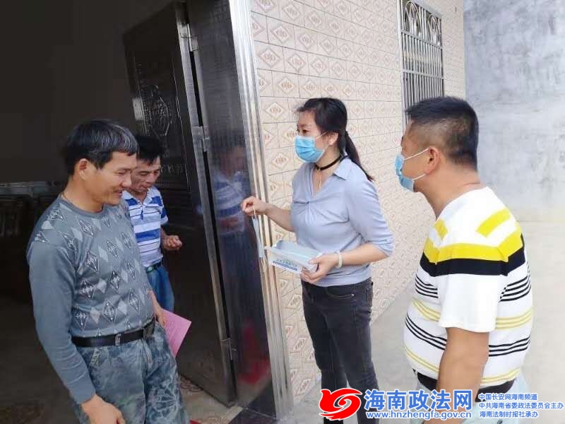 QQ图片王燕燕（右二）走村入户给村民发放口罩和宣传疫情防控知识20200301104329