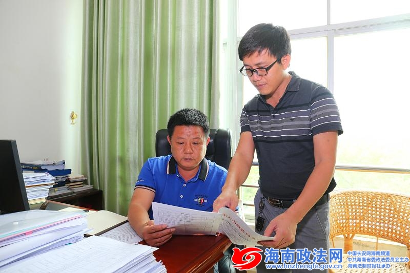 郑万尧（左）和同事交流工作 记者高凌摄 (1)
