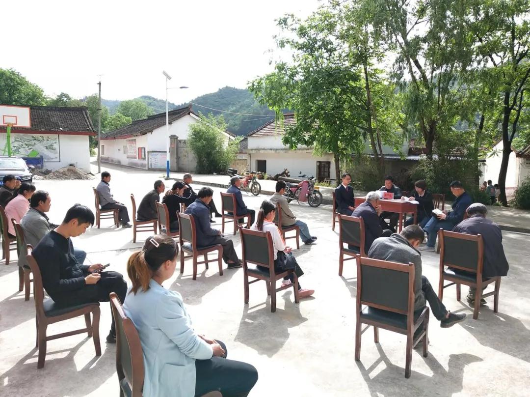 两当县人民法院干警在杨店镇土峰村党群服务中心开展诉前调解工作(4月