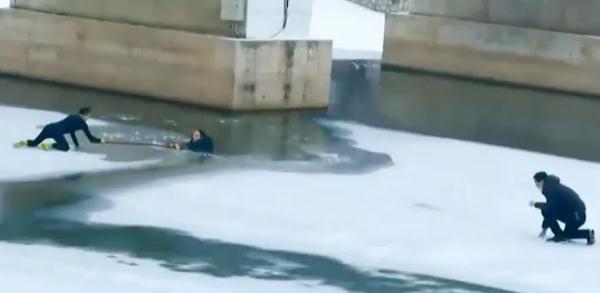 赌上生命的救援！两男子传递竹竿徒手凿冰救出落水男孩