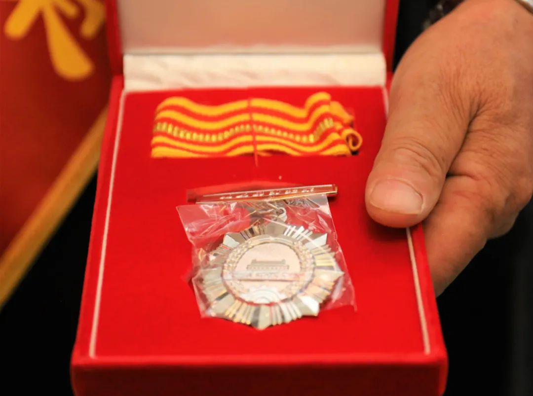北京石景山区为周宏勃家属颁发证书、奖章和奖励金
